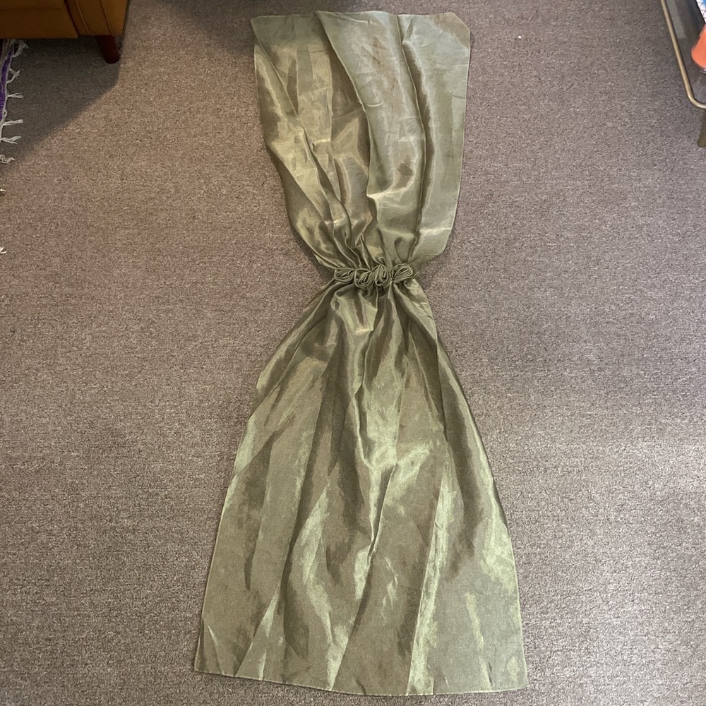 Vintage A-line dress. Comes with shawl, lined with green roses on the back. - Picture 5 of 7